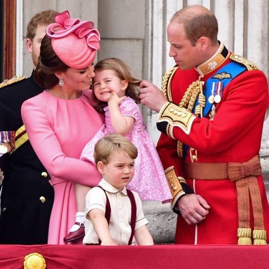 Kate Middleton z rodziną w kolczykach Królowej Elżbiety II