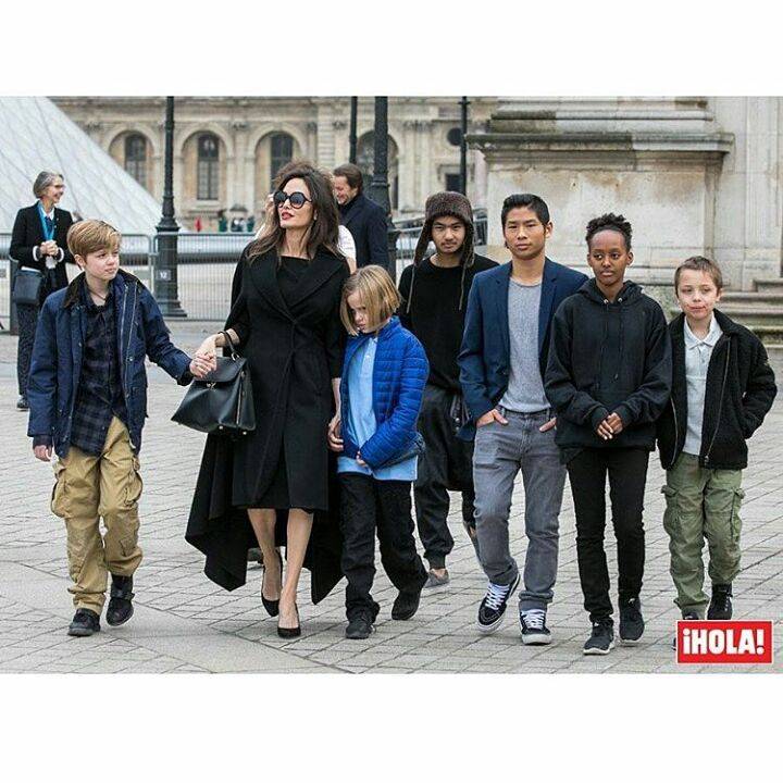 Angelina Jolie z dziećmi w Paryżu