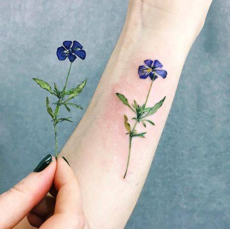 Tatuaż damski kwiaty