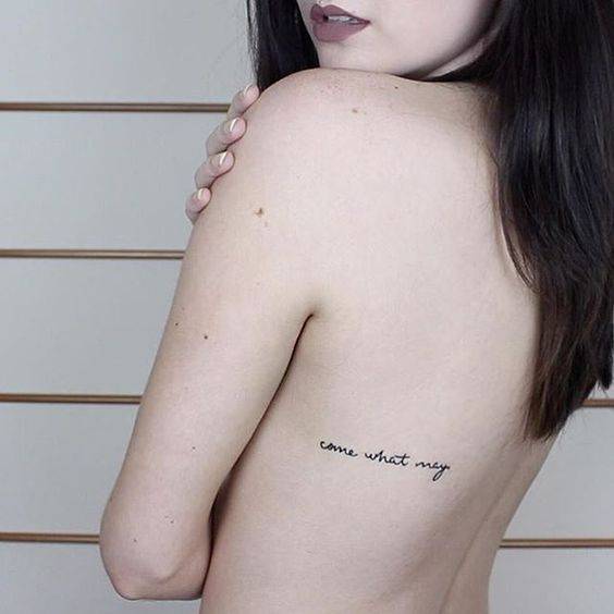 Tatuaż damski napisy