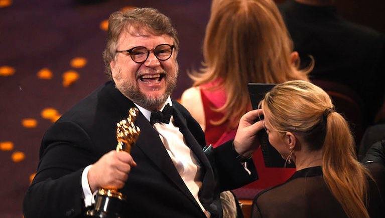 Oskary 2018: wielka radość Guillermo del Toro po zdobyciu statuetki Oskara