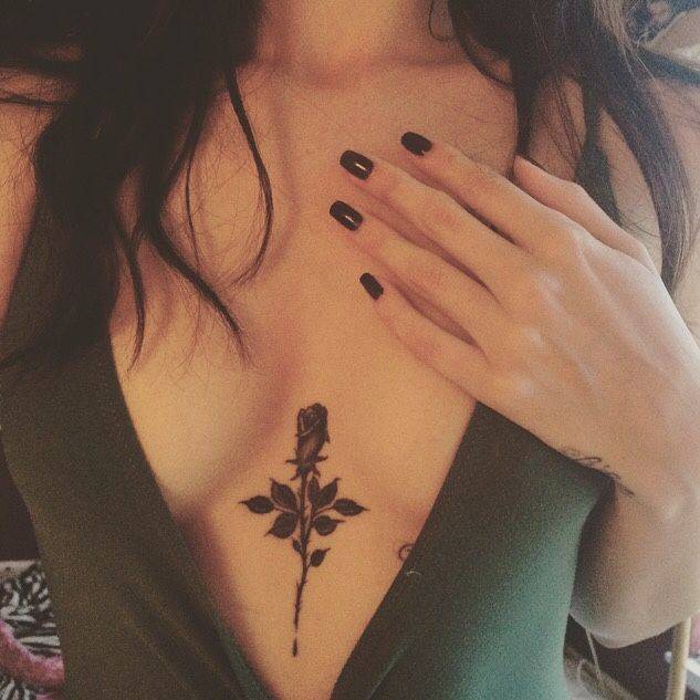 Tatuaż między piersiami