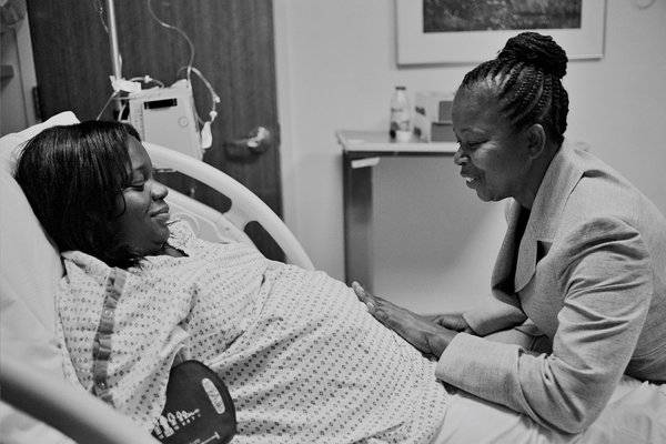 Niezwykłe zdjęcia matek wspierających córki podczas porodu