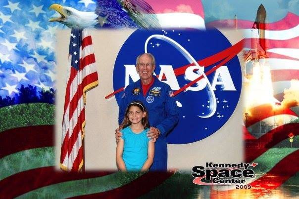 11-letnia Alyssa Carson z astronautą Bobem Springerem