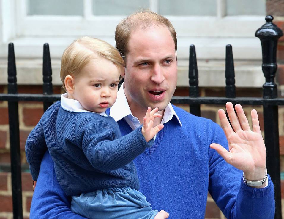 Książę George przybywa z tatą powitać swoją siostrę (2015)