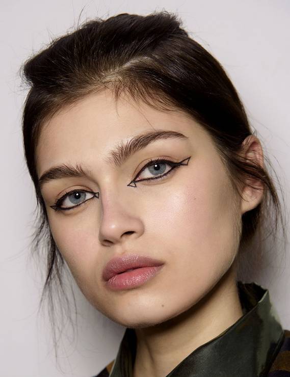 Makijaż oczu jesień 2018: dekonstrukcja eyelinera