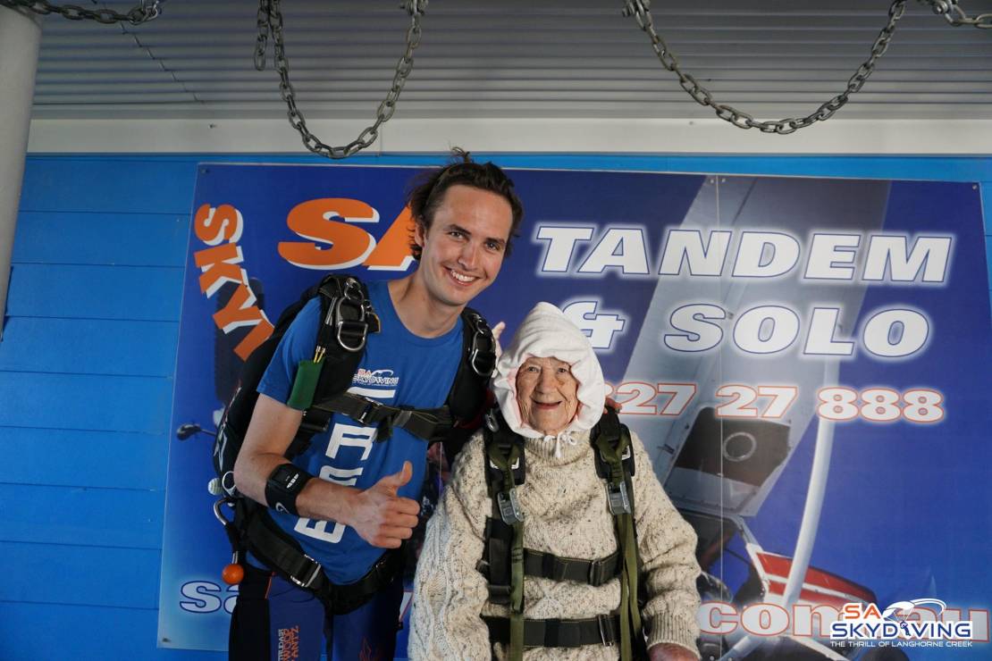 102-latka skoczyła ze spadochronem