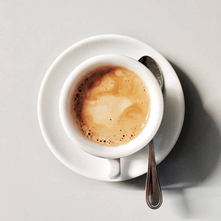 Zmniejsz ilość wypijanych filiżanek kawy