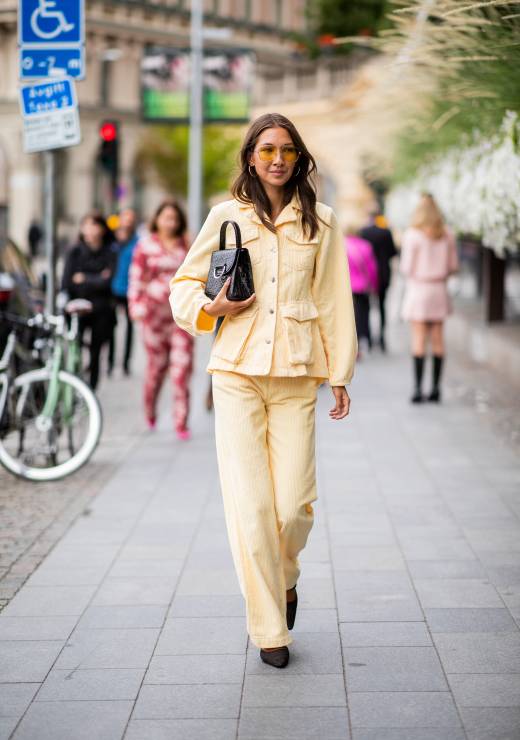 Pastelowy żółty kolor na wiosnę 2019: trendy moda wiosna 2019