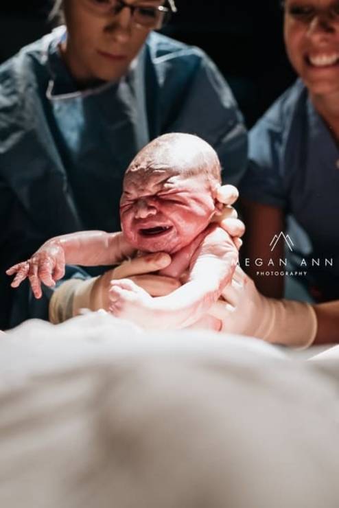 Megan Mattiuzo, która na co dzień zajmuje się fotografią ślubną, sfotografowała własny poród.