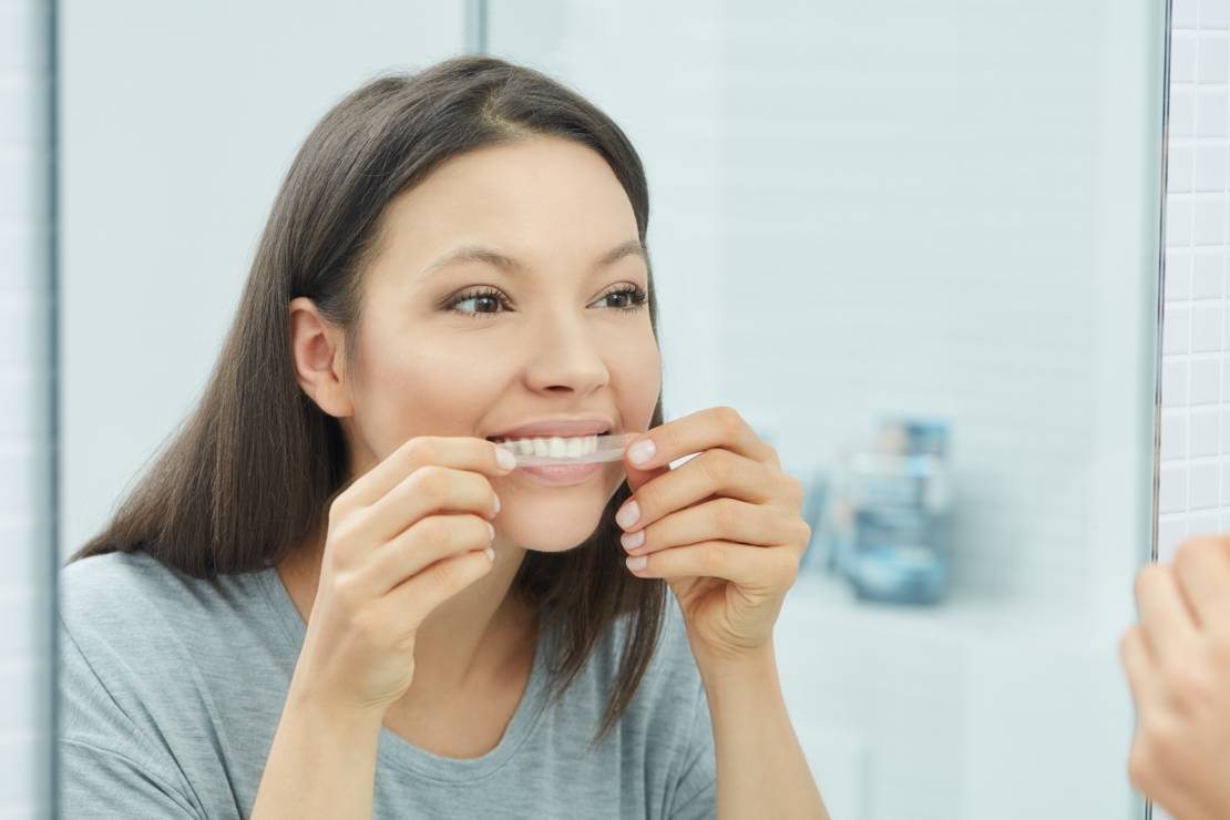 Wybielanie zębów w domu za pomocą pasków Rapid White