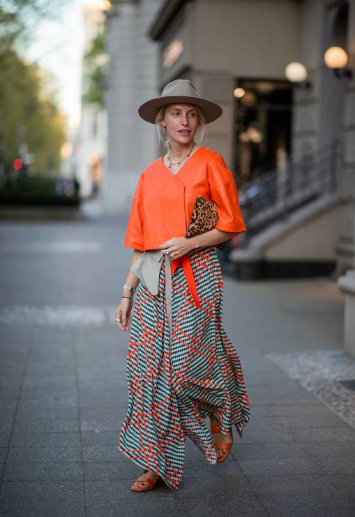 Pomarańczowy modne kolor lato 2019: moda trendy lato 2019