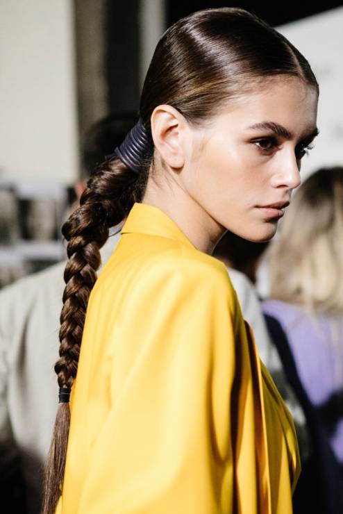 Modne fryzury na lato 2019 dla długich włosów – najmodniejsze upięcia