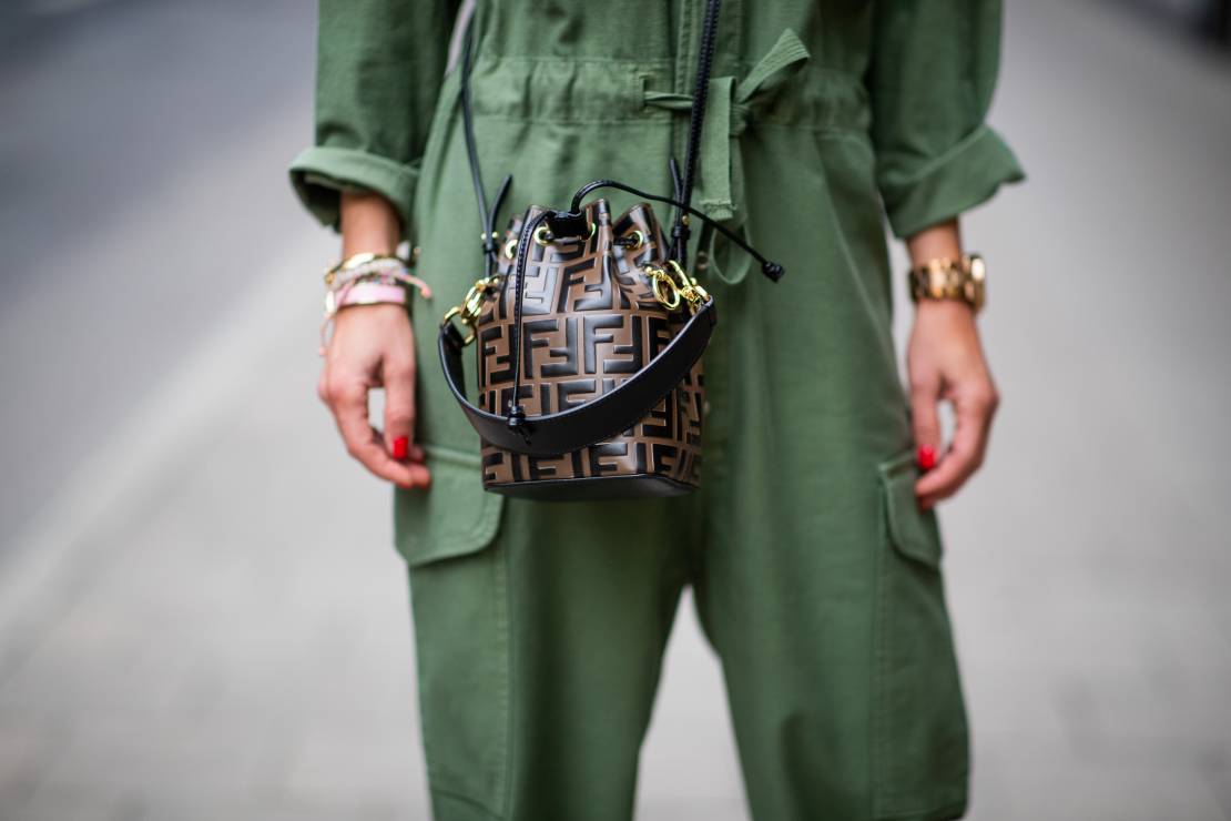 Bucket bag, najmodniejsza torebka lato 2019: trendy moda lato 2019