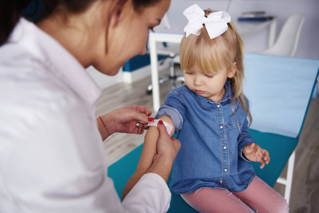 Pediatra nakręci film o ruchu antyszczepionkowym: “Chciałabym skonsultować to z Tomkiem Sekielskim”