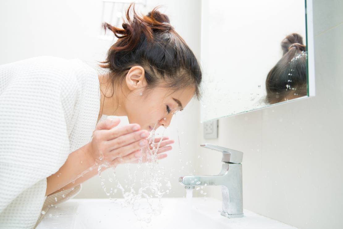Częste mycie twarzy zapobiega wypryskom