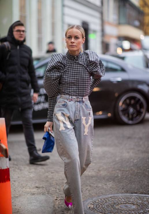Trendy moda jesień 2019: jeansy slouchy