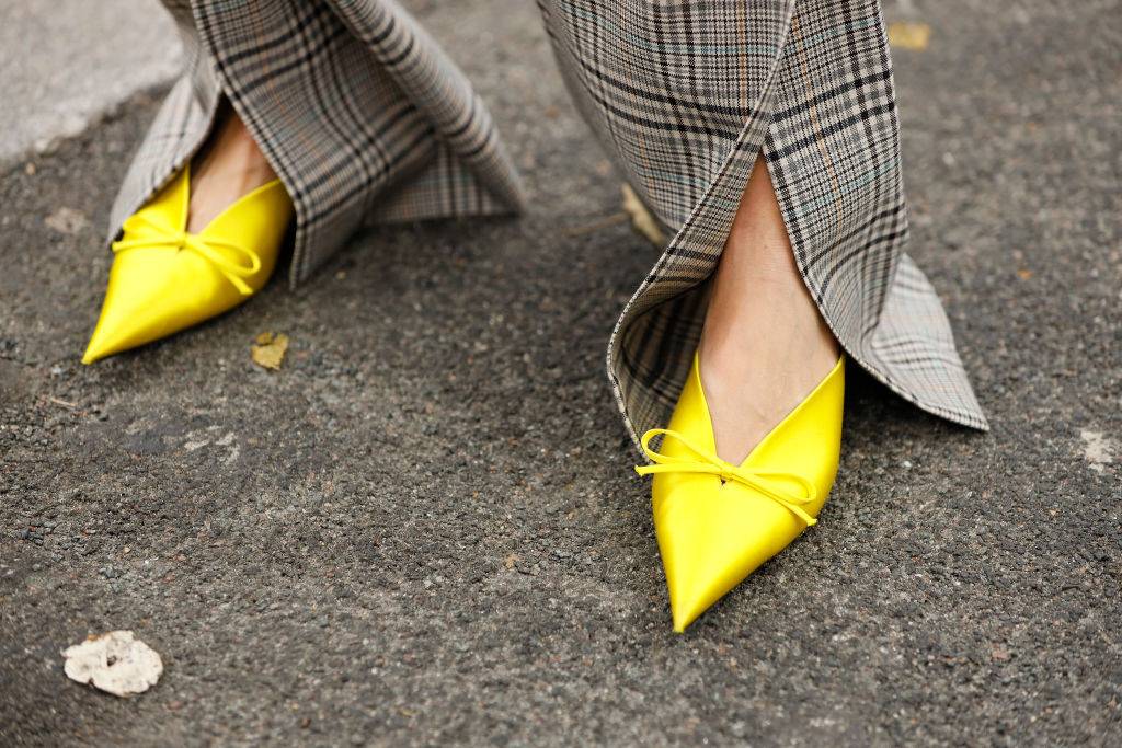 Trendy moda 2020: buty czółenka z kokardą