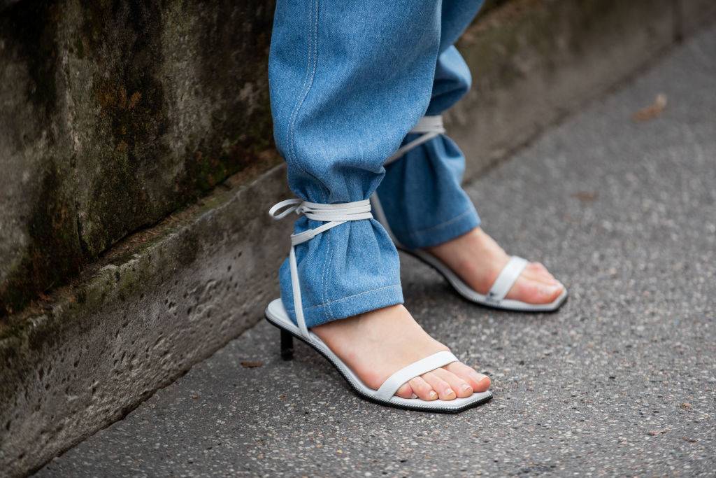 Trendy moda 2020: wiązane sandałki