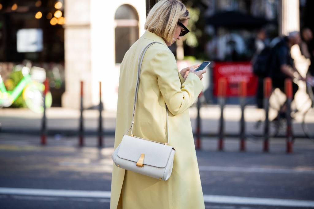 Moda trendy 2020: modne kolory pastelowy żółty