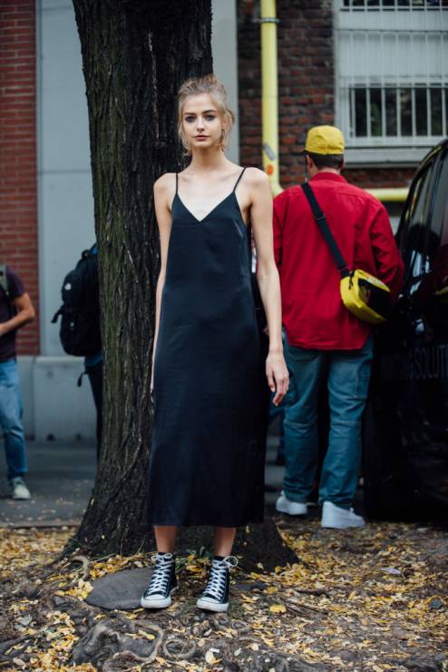 Modna sukienka na cienkich ramiączkach: trendy moda 2020