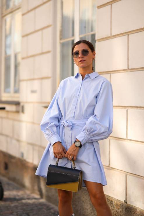 Niebieska koszula oxford na wiosnę trendy moda 2020