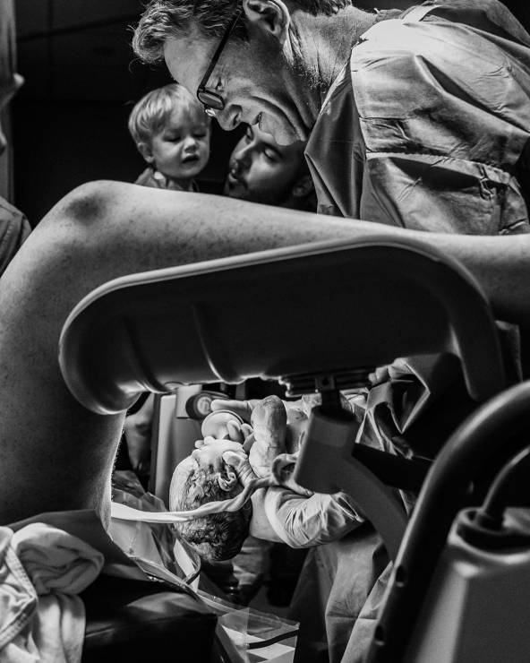 Najlepsze zdjęcia porodowe 2020: BEST IN DELIVERY - Alexandria Mooney of Alexandria Mooney Photography "Unmasking The Many Layers Of Birth", Stany Zjednoczone
