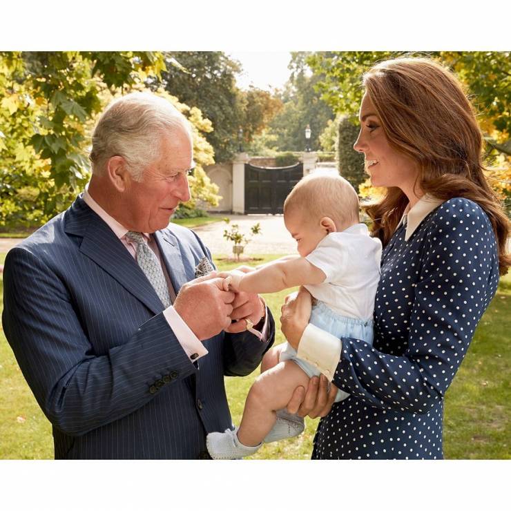 Księżna Kate i książę Karol z księciem Louisem