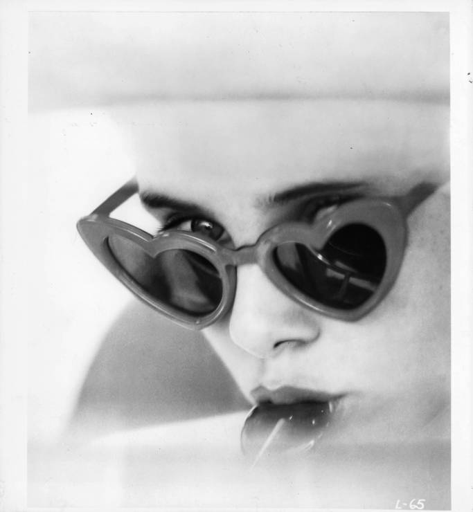 Modne okulary przeciwsłoneczne w stylu retro - serduszka z filmu "Lolita"