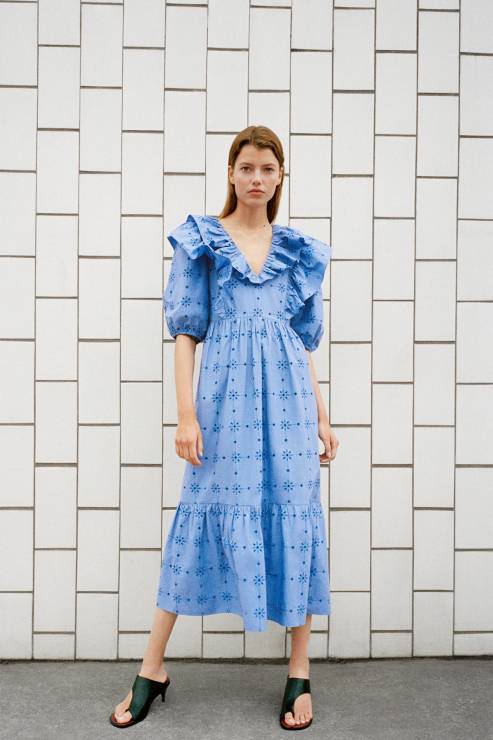 Niebieska sukienka z romantyczną falbanką Zara - cena 199 zł