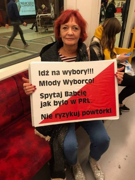 Polska Babcia z transparentem