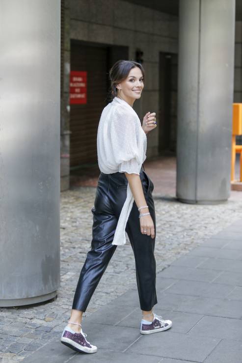 Trendy na jesień 2020: Paulina Krupińska w białej bluzce i modnych skórzanych spodniach