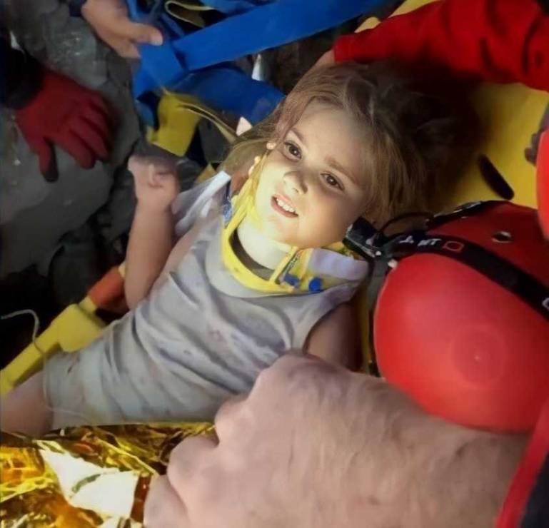 4-latka znaleziona żywa po 4 dobach od trzęsienia ziemi w Turcji. Ratownik nie krył łez wzruszenia!