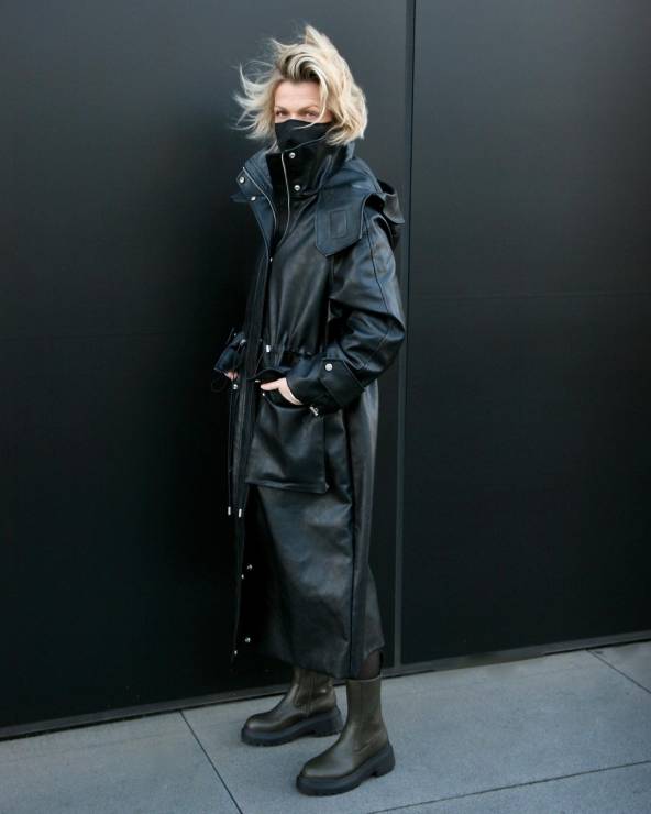 Moda zima 2020: Ta długa skórzana kurtka-płaszcz to modowa RAKIETA! Spójrz jak nosi ją Magda Mołek