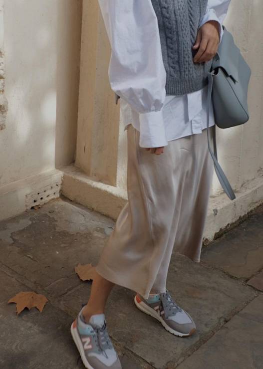 Stylówka z Instagrama - wełniana kamizelka, bluzka z bufkami i satynowa spódnica
