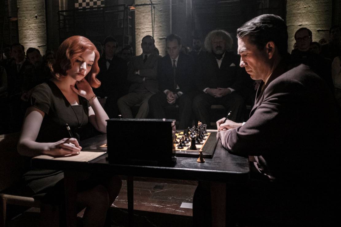 GAMBIT KRÓLOWEJ: Aktorzy naprawdę grali we wszystkich scenach przedstawiających grę w szachy.