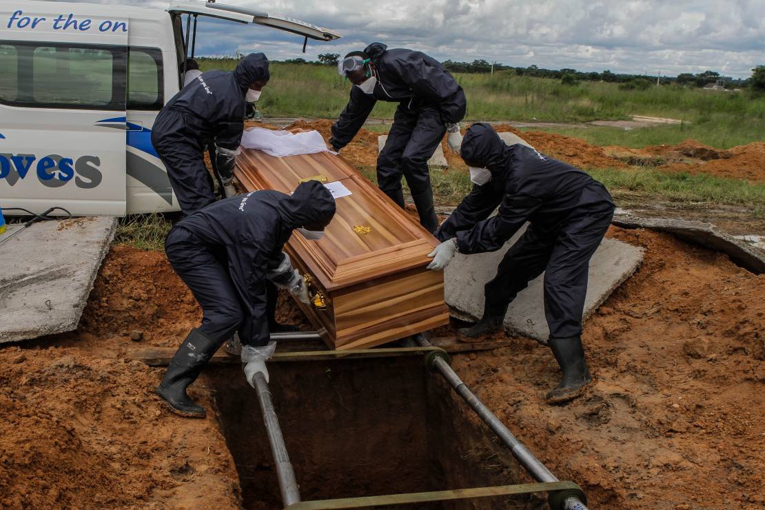 Zimbabwe - pracownicy zakładu pogrzebowego chowają ofiary COVID-19. W Zimbabwe odnotowano wzrost zgonów Covid-19 w ciągu ostatnich kilku tygodni