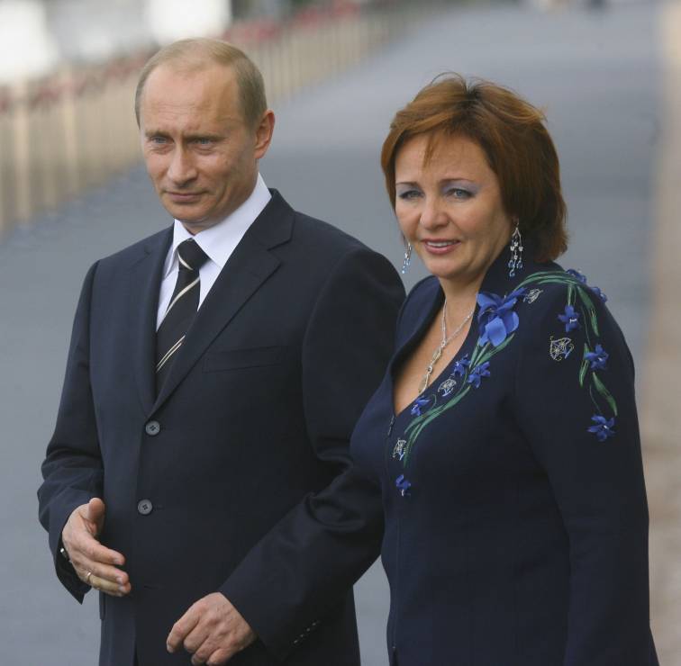 Żona Władimira Putina to chyba najbardziej strzeżona żona świata. Jaką tajemnicę skrywa Ludmiła Aleksandrowna?