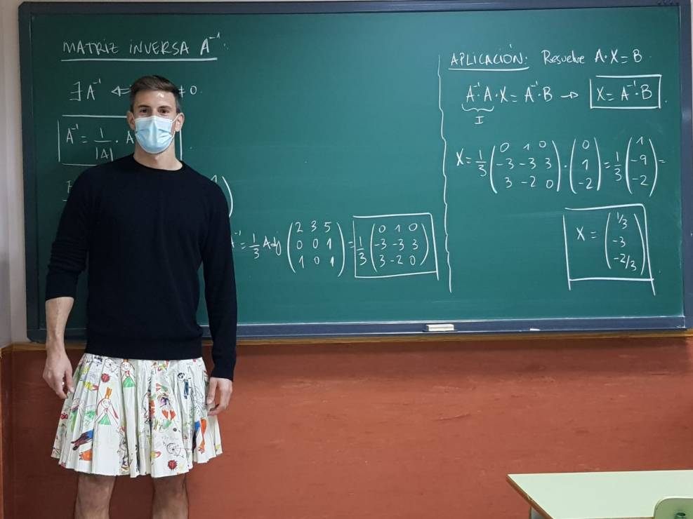 W tej szkole nauczyciele noszą spódnice. Dlaczego?