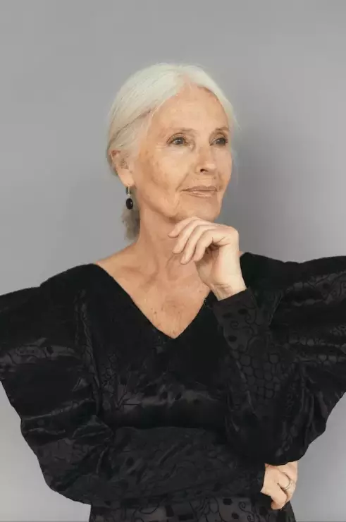 Christina Flagmeier: ma 74 lata i właśnie znalazła się na okładce prestiżowego magazynu! Kim jest tajemnicza srebrnowłosa piękność?