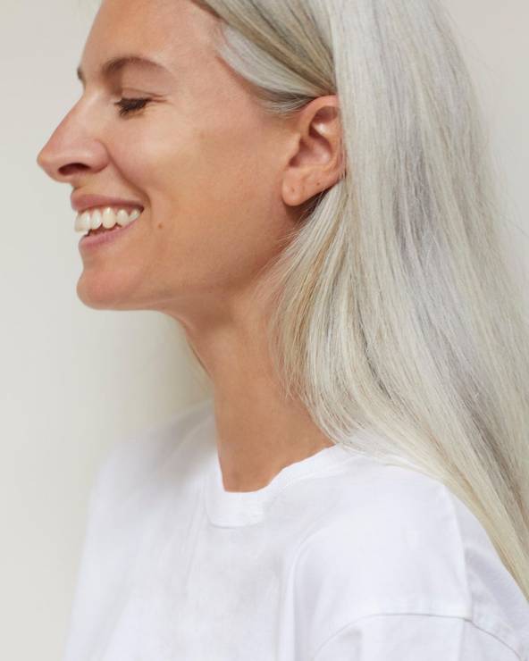 Skąd się biorą siwe włosy? Czy proces siwienia da się zatrzymać lub odwrócić, ale przede wszystkim, czy warto? [OKIEM EKSPERTA]