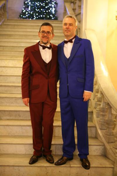 Jon Paul Laka i Michał Znaniecki na schodach ratusza w Bilbao, gdzie odbyła się ceremonia ślubna.