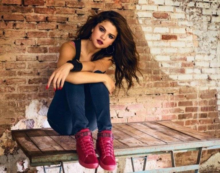 Selena Gomez promuje Adidasa!