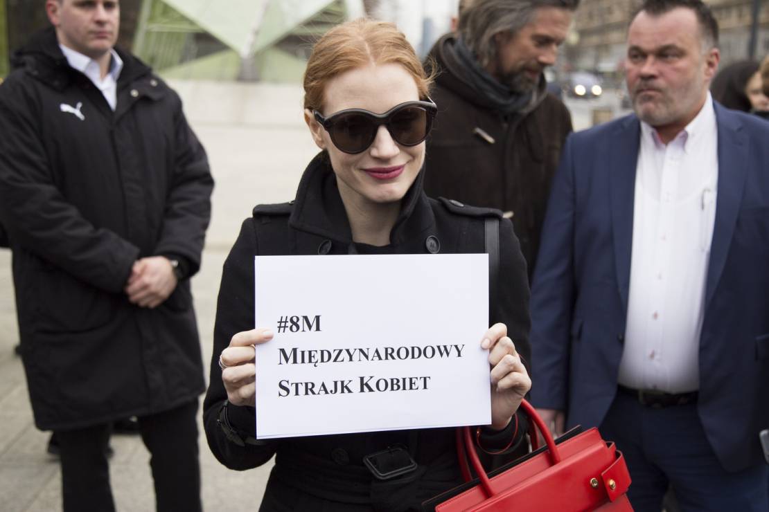 Jessica Chastain na Międzynarodowym Strajku Kobiet w Warszawie