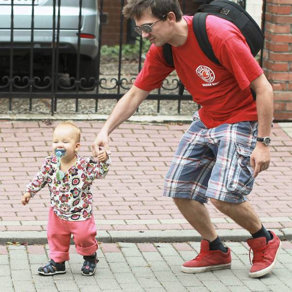 Tomasz na spacerze z 2-letnią córką Leną