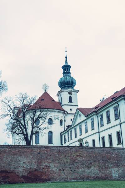 Ceremonia zaślubin odbyła się w sercu Pragi w klasztorze benedyktynów na Břevnovie.
