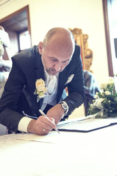 Leszek Wronka podpisuje akt ślubu.