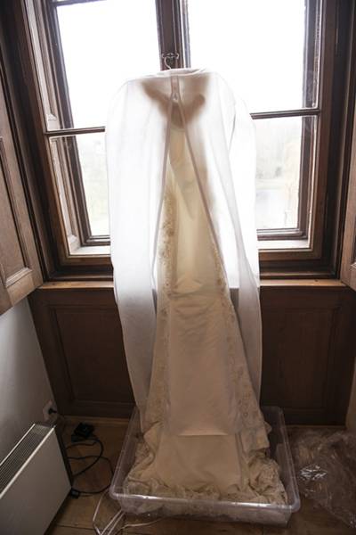Nad suknią ślubną z jedwabiu i koronek projektantka Ewa Ciepielewska pracowała przez trzy miesiące.