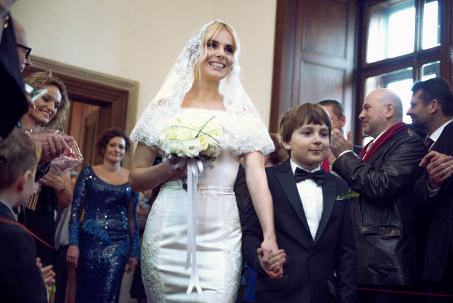 Do ślubu prowadził wzruszoną Halinę jej 11-letni syn Piotr