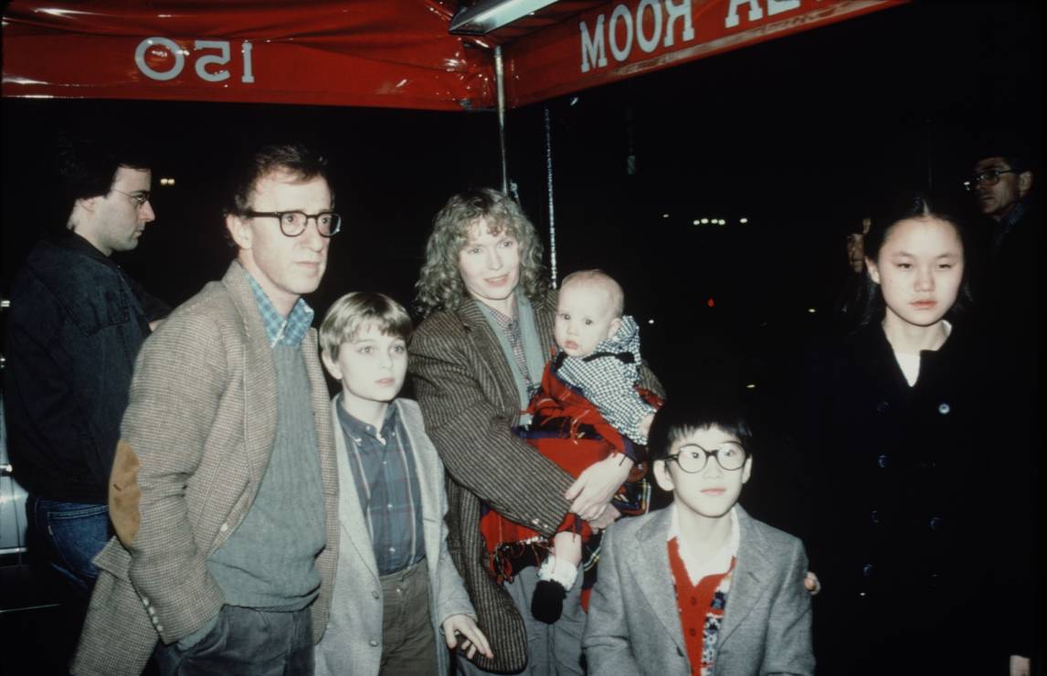Woody Allen i Mia Farrow z adoptowanymi dziećmi